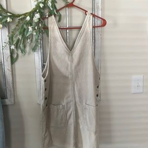 Woman’s size Medium jumper. Two front pockets.